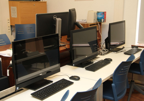 Aula 13, con monitores táctiles AIO