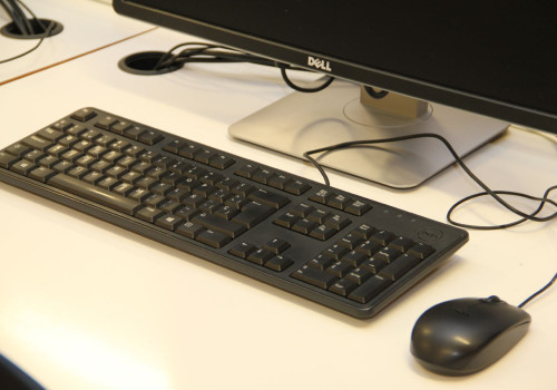 Aula 11, 22  e 23 con monitores de 23 pulgadas