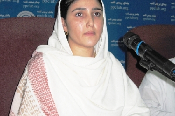 Pakistán: El número de diputadas de elección directa ha pasado de 18 en 2008 a solo 6 en 2013 “Sin educación no somos seres humanos” manifiesta la diputada pakistaní Aisha Gulalai Con 26 años es la diputada más joven de la actual legislatura de Pakistán y además la única mujer en la Cámara proveniente de las convulsas áreas tribales