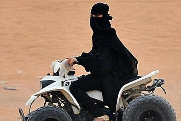 La revolución entre pedales de las mujeres saudíes, acusadas de ’conspiración’ Los detractores manifestaron su rechazo a la campaña en las redes sociales que insta a las mujeres a salir a las calles para conducir sus vehículos, en contra de la prohibición existente