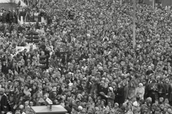 Las islandesas protagonizaron hace 40 años una huelga en defensa de la igualdad que paralizó la nación Islandia, el país más feminista del mundo Hoy ocupan la mitad de las sillas del parlamento y de los consejos de administración